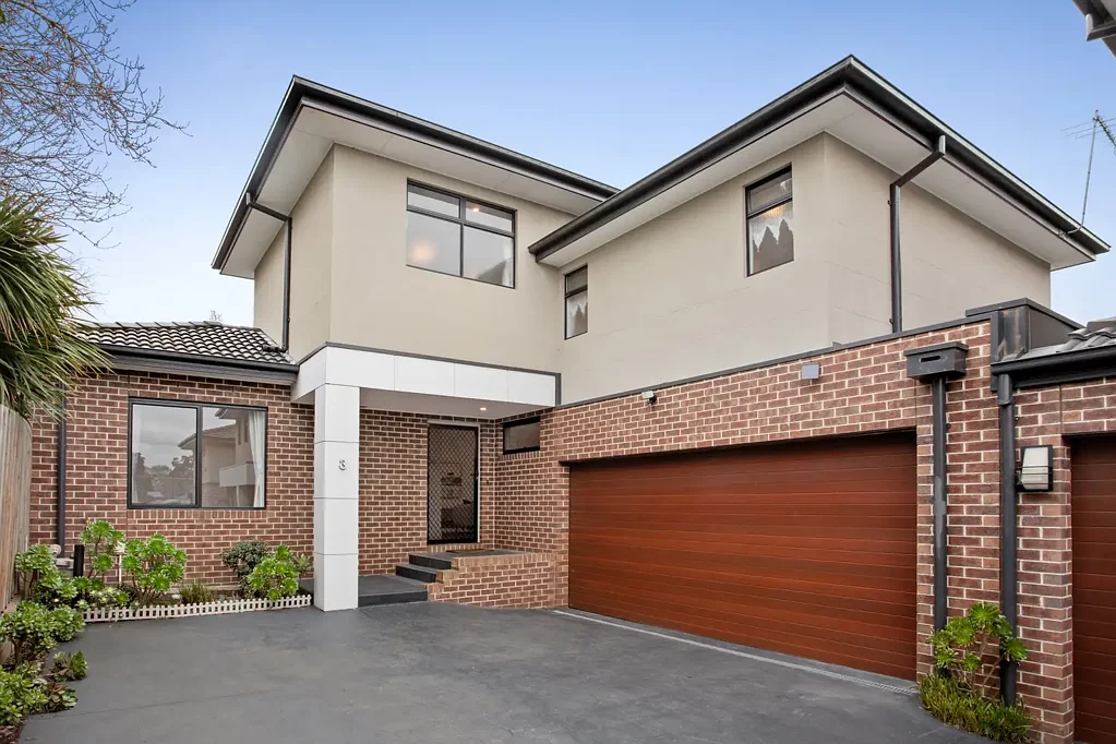 Balwyn North 4房 墨尔本抢手学区 四卧联排别墅 精致内部空间 高端厨房电器 主卧带步入式衣帽间 学区内安全便捷 Sophisticated Living in the Balwyn High School Zone