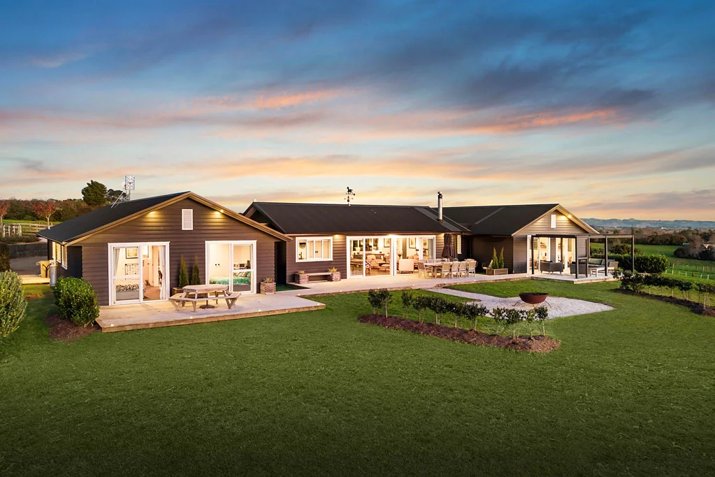 Pukekohe East 5ห้องนอน ELITE CONTEMPORARY HILLTOP HAVEN – SUPERB VIEWS