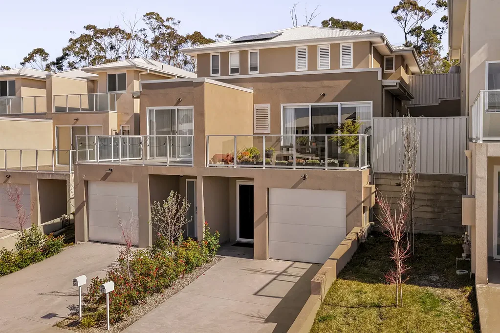 Katoomba 3Kwarto Stylish Easy-Care Living on Torrens Title in a Peaceful Setting