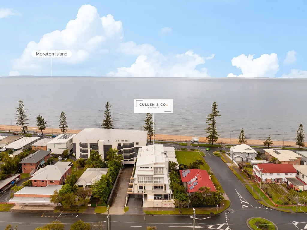 Margate 3 Bedroom Penthouse Perfection – Spacious Two-Storey Luxury by the Bay