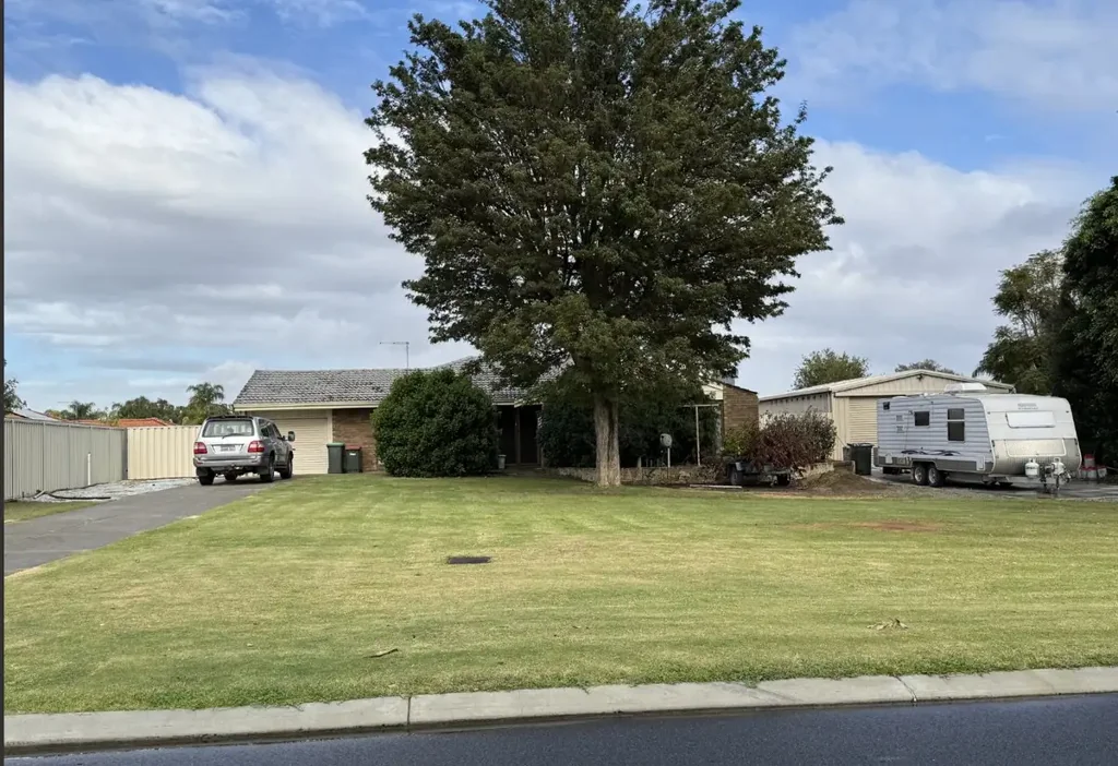 Forrestfield 4બેડરૂમ PRIME OPPORTUNITY  RENOVATE AND SUBDIVIDE OR DEMOLISH AND BUILD  1,528SQM LAND WITH R20-30 ZONING