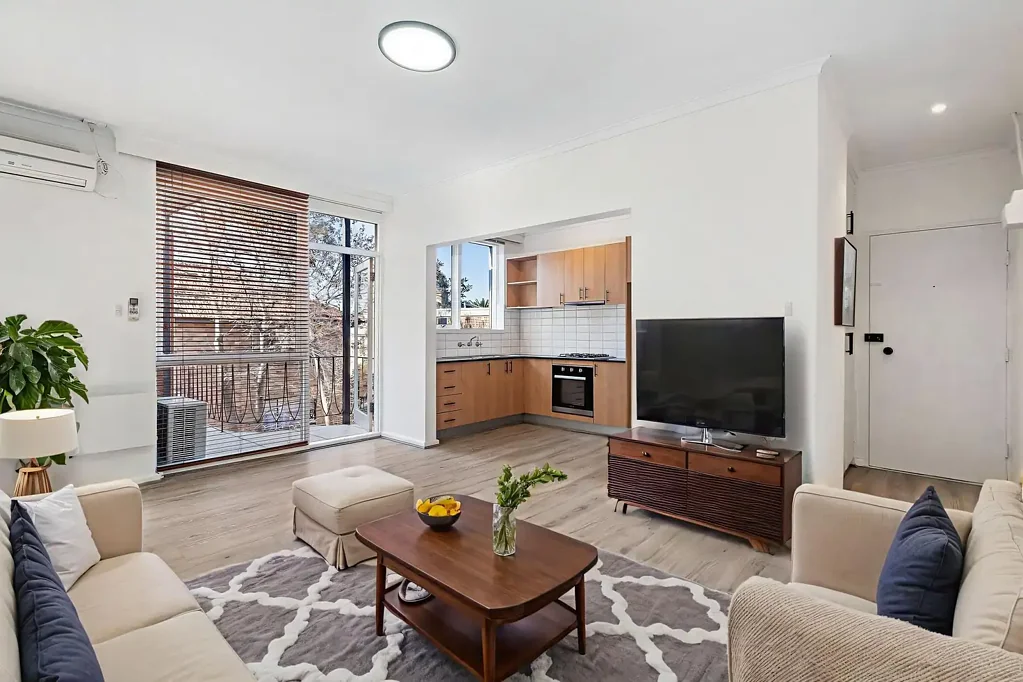 Leafy Top-Floor Retreat in the Heart of St Kilda East