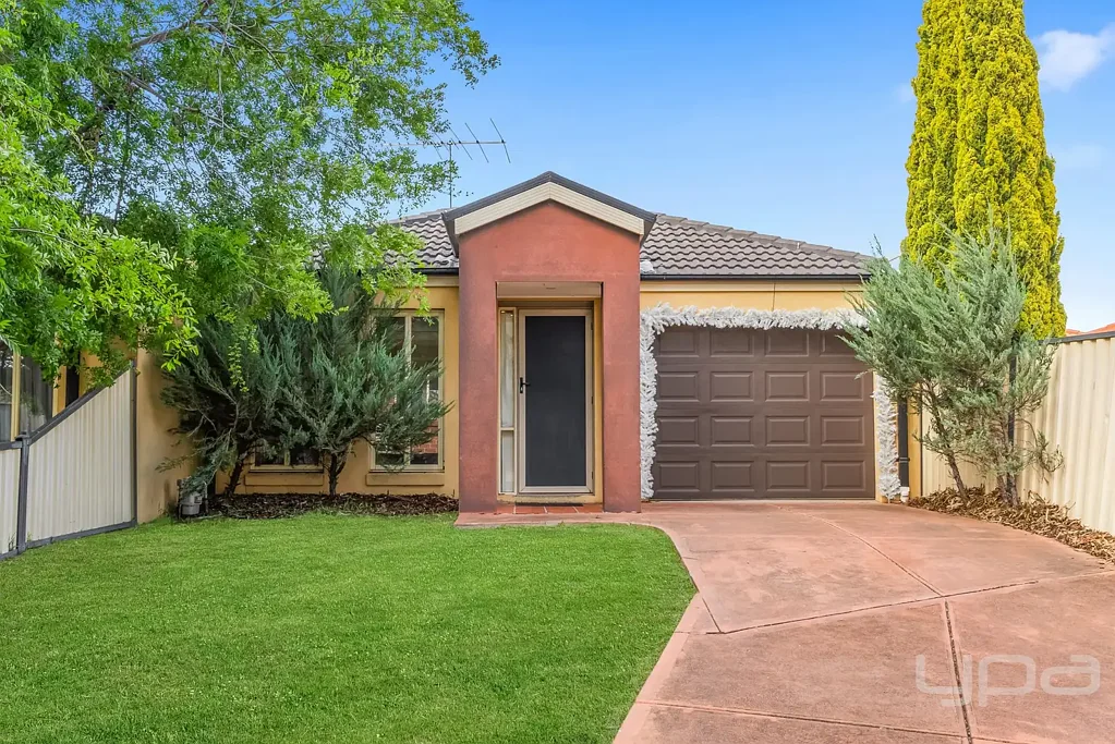2/3 Balmoral Close, Hillside, VIC 3037