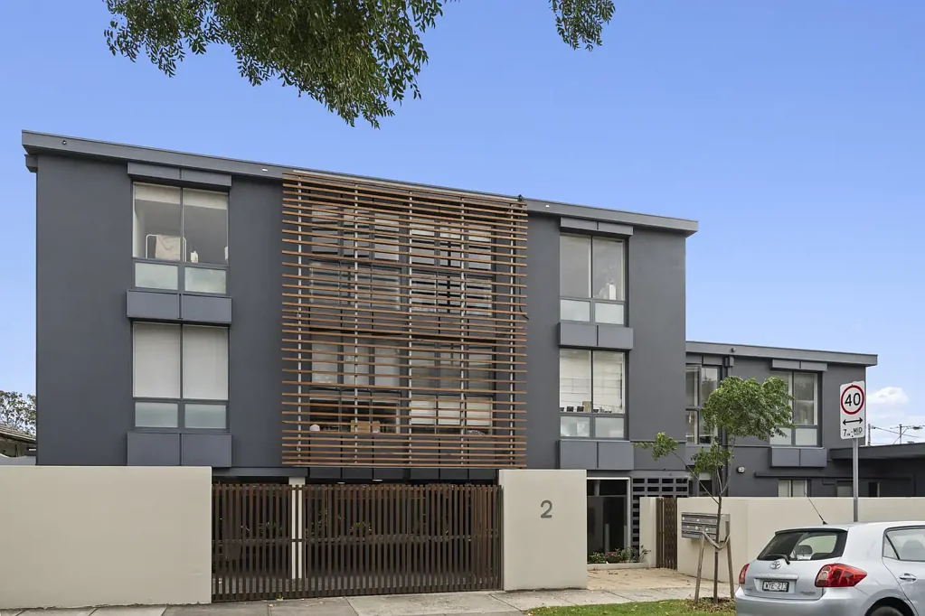 St Kilda East 1房 顶楼采光充足 安全性高 精品楼栋14户 低维护生活 墨尔本天际线视野 步行至Balaclava Station 咖啡馆餐厅Coles 电车近便 滨水地段私密 Light-Filled Top-Floor Apartment with Skyline Views