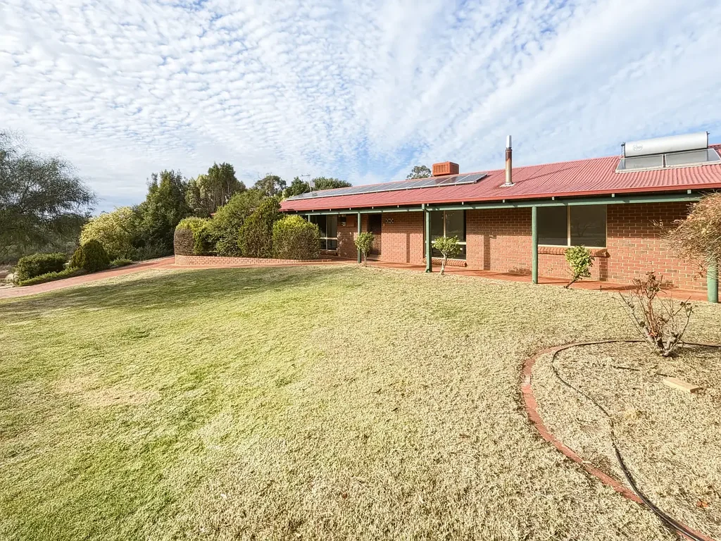 Narrogin 4房  Exceptional Family Residence on a Corner Block with Rural Outlook