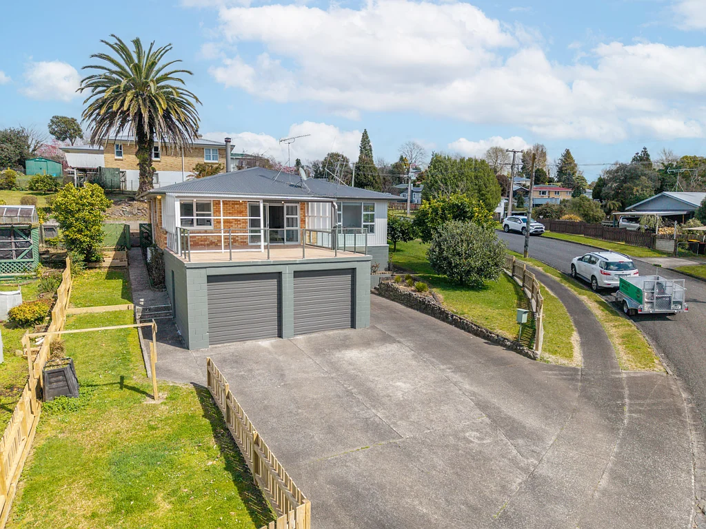 Putaruru 3房  Family living with triple garaging
