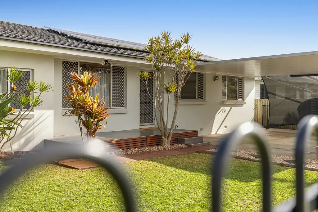 Newtown 4ห้องนอน Immaculate family haven - Quality inground pool - Fully fenced 736m2 block