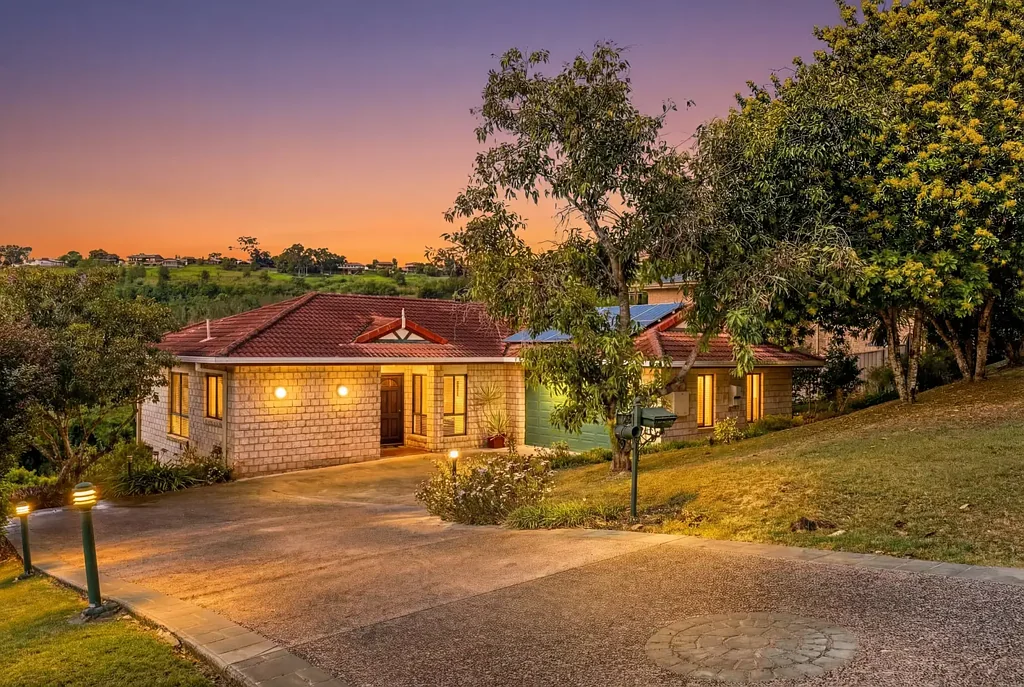 Goonellabah 3房  Elevated Family Living with Views