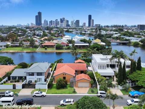 Mermaid Waters 3 Bedroom North-Facing Waterfront Home With Pool