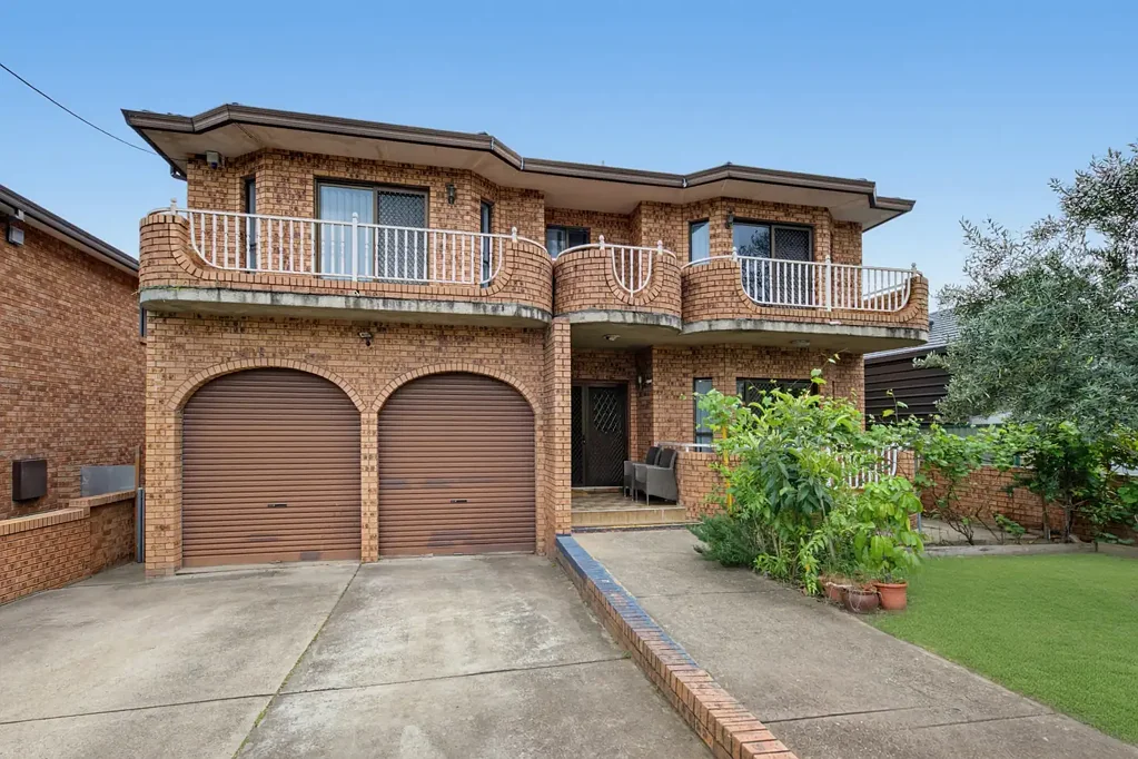 Punchbowl 6房 占地 695.6 平方米坚固双砖家庭住宅 | 六卧室 | 距 Punchbowl Station 700 米 Solid Double Brick Family Residence on 695.6sqm | Six Bedrooms | 700m to Punchbowl Station
