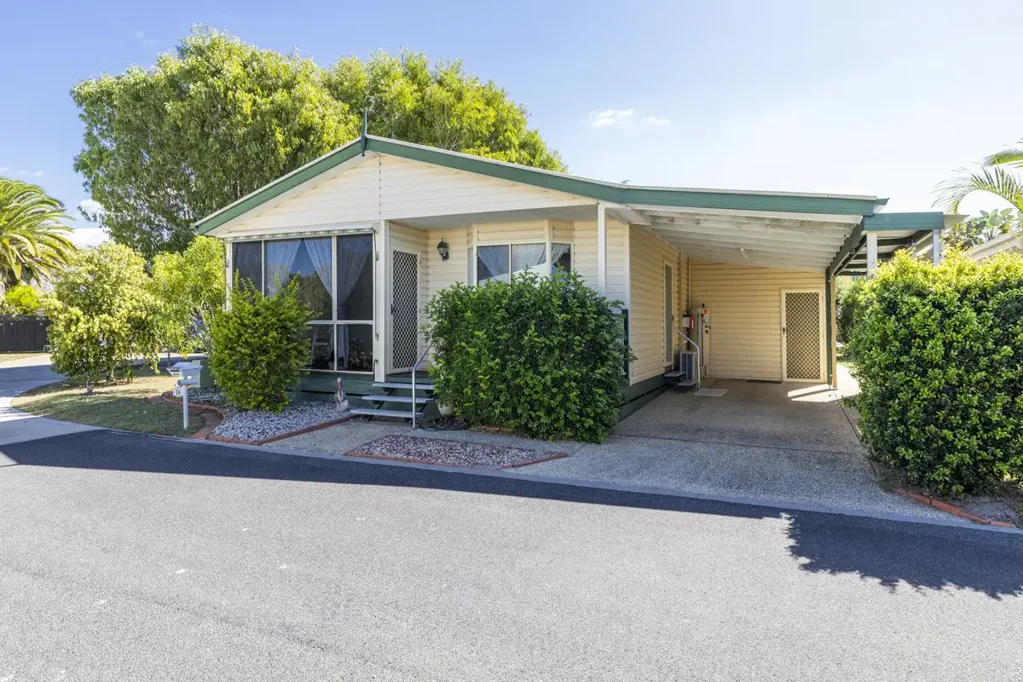 Yamba 3chambre Best Value in Palm Lakes? Waterfront Glimpse & Lifestyle Included