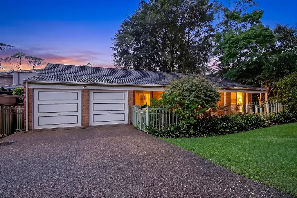 Pennant Hills 3房 低维护住宅 402.3sqm地块 无穿行街道 私密安静 全新地板 新鲜油漆 燃气厨房 优质电器 主卧带Ensuite 三分离浴室 双车库 交通便捷 学区房 轻松生活 Easy Living, Superior Convenience: Flexible Single-Storey, Approx. 75m to Bus Stop