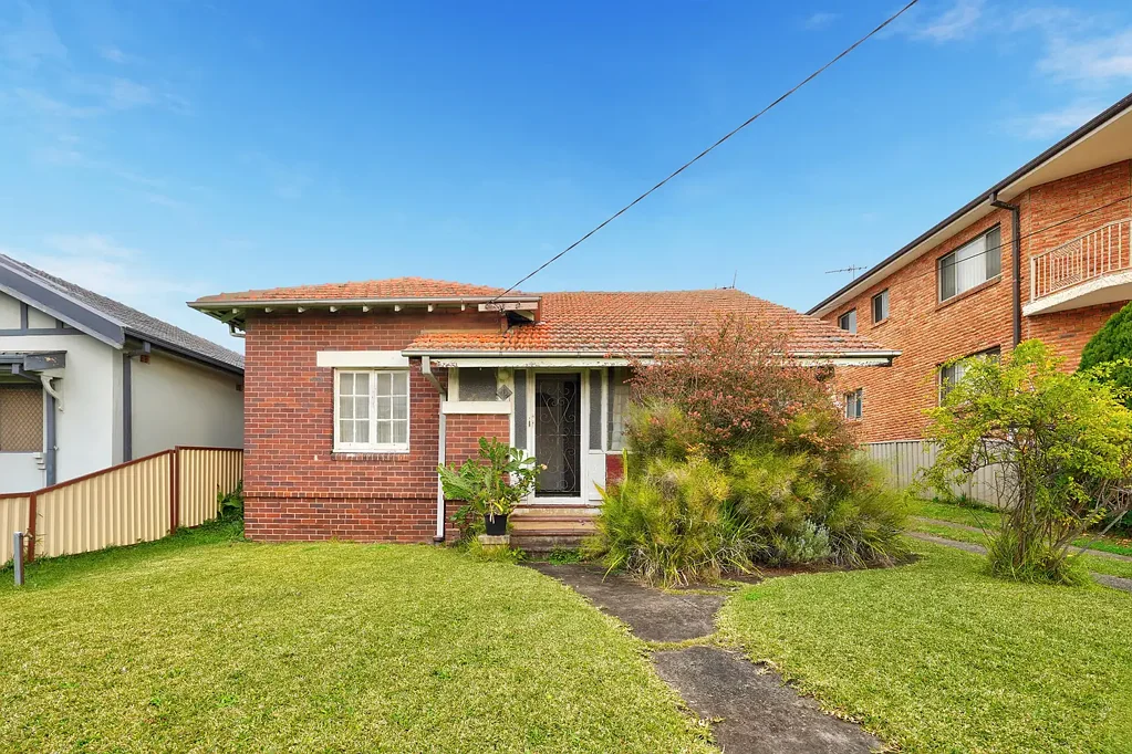 Parramatta 3房 R4区域潜力地块 691平米阔地 多功能生活区 前沿15.4米 靠近公园学校交通 FIRST TIME OFFERED IN ALMOST 40 YEARS – PRIME PARRAMATTA LOCATION WITH ENDLESS POTENTIAL