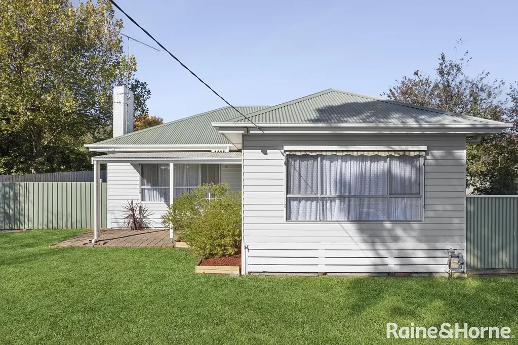 Kyneton 3कमरा A Kyneton Classic With Room To Dream on 1,024m² (Approx.) Plus Two Huge Sheds