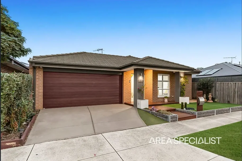FOR LEASE | 4 Brousard Street, Werribee VIC Modern Family Living in the Heart of Riverwalk