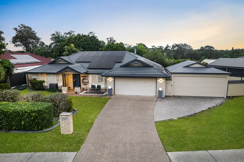 Heritage Park 4ห้องนอน **AVAILABLE** A sensational family haven on 1,121m2 block with pool, space & lifestyle appeal! Be QUICK!!!