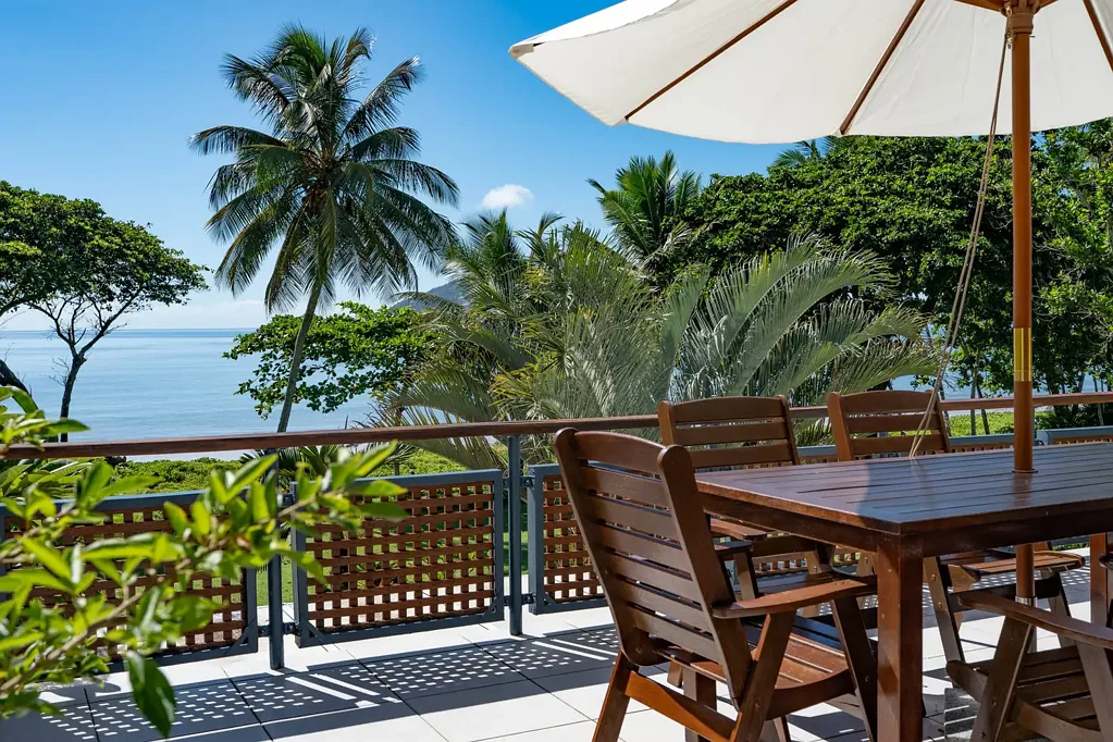 Wongaling Beach 2房  Absolute Beachfront - House Sized Luxury Apartment opposite Bedarra Island, Tropical North Qld