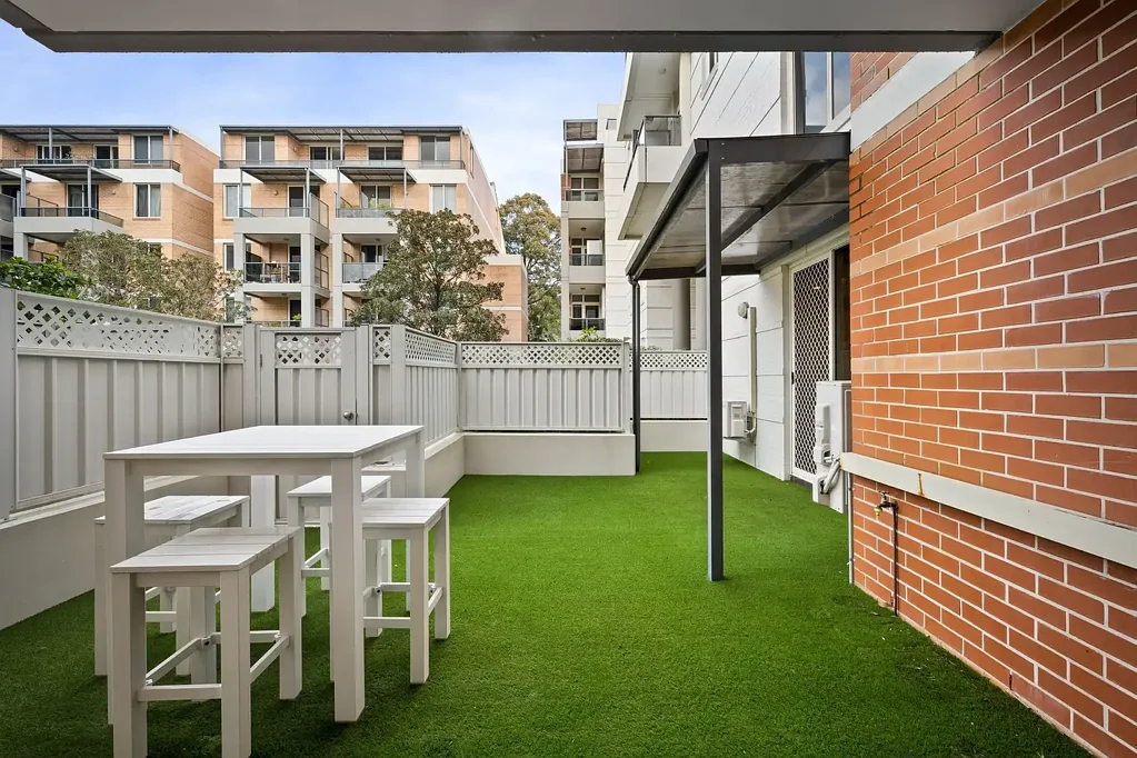 Wolli Creek 1房 宽敞一居室 107平米 开放式布局 现代厨房 不锈钢电器 私人庭院 社区泳池 健身房 便捷交通 SPACIOUS ONE BEDROOM APARTMENT IN IDEAL LOCATION