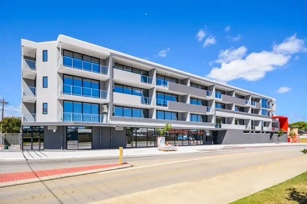 TOP FLOOR APARTMENT, CLOSE TO CAROUSEL SHOPPING CENTRE