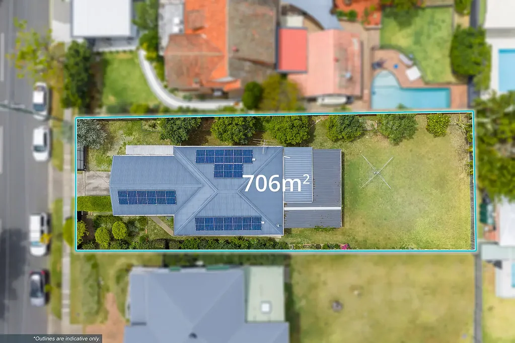Wavell Heights 4房 宽敞706sqm地块 优质抛光木地板 现代厨房浴室 四卧灵活空间 阁楼露台围栏后院 扩建泳池视野 便利CBD近郊 绿树成荫社区 Updated Post-War Charm with Endless Potential on 706sqm
