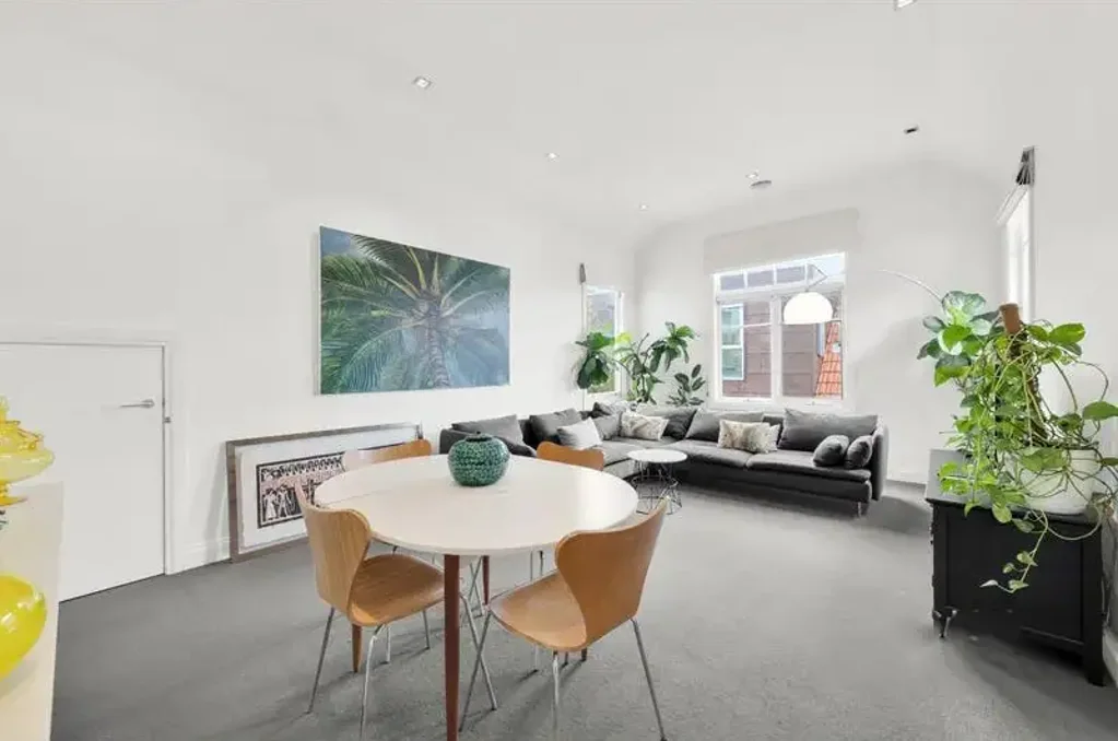 FULLY FURNISHED | LARGE & LIGHT 2BR | SECURE PARKING | ST KILDA