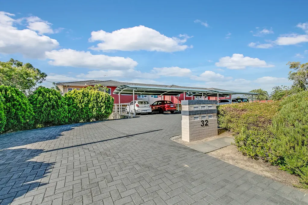 WELL PRESENTED THREE BEDROOM UNIT - AIR CONDITIONING