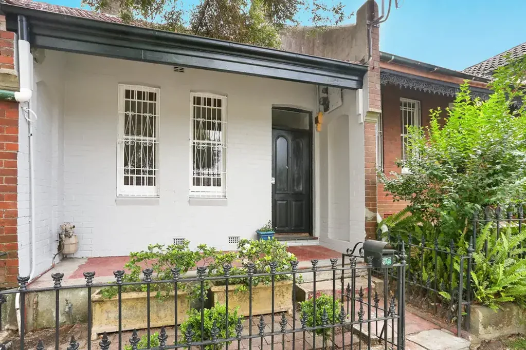 A superb location between Queens Park and Bondi Junction's retail hub promises a perfect setting for relaxed park side living.