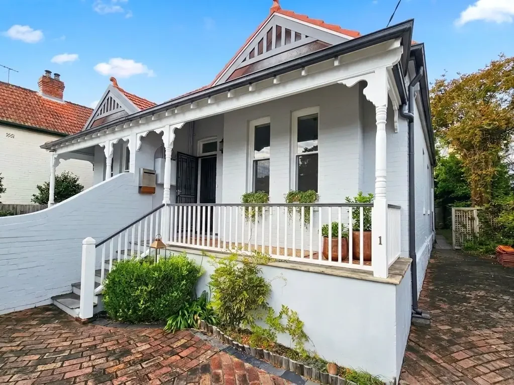 STYLISH AND SPACIOUS SEMI IN PRIME MOSMAN LOCATION