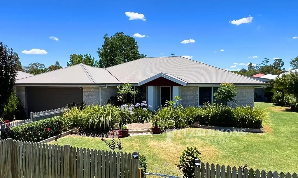 Dalby 4房  STANDOUT 4 BEDROOM 2 BATHROOM BRICK HOME - BEAUTIFUL FENCED YARD WITH SHED