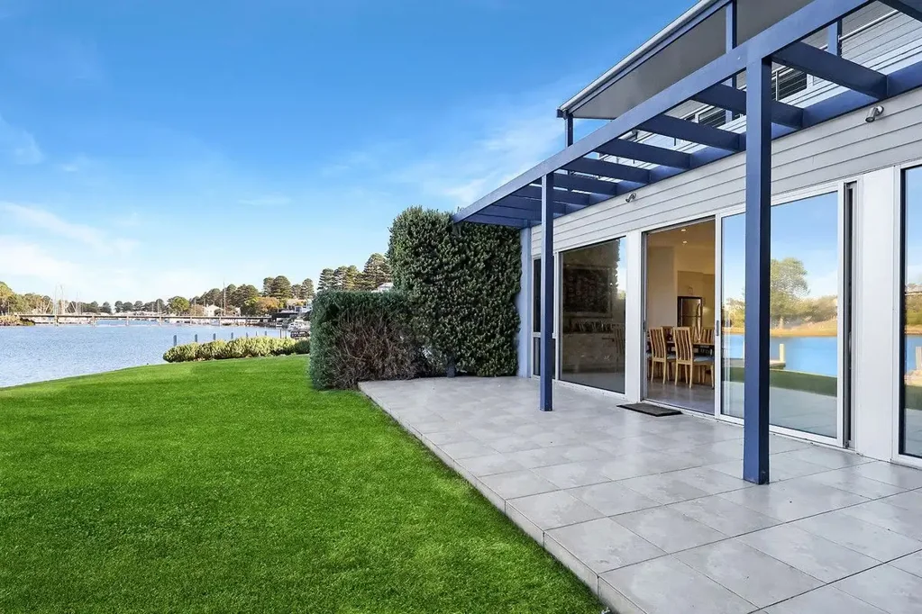 Port Fairy 3બેડરૂમ Architectural Style with River Front Brilliance!