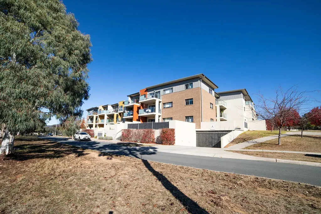 Franklin 1 Bedroom Top floor apartment with spacious kitchen and walk-in robe.
