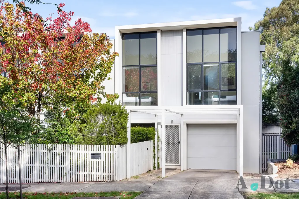 Bundoora 3房 Bundoora便捷家庭地 优质双车库 开放式明亮厨餐 阁楼多功能空间 主卧带步入式衣帽间和独立卫浴 上层宽敞起居区 私享阳台 Spacious Family Living with Multiple Living Zones in a Prime Bundoora Setting