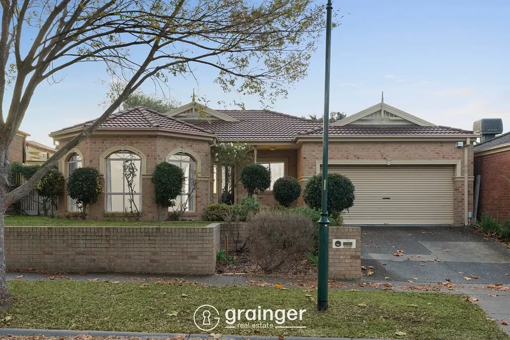 Narre Warren South 3房 三间宽敞卧室 两间超大浴室 宽敞正式客厅 设备齐全厨房 开放式家庭/起居室 带内进式车库 大型带顶棚娱乐区 全屋分体式空调/暖气 园林景观优美 位置便利 绝佳家庭机会 Quality Family Living in Hillsmeade Estate