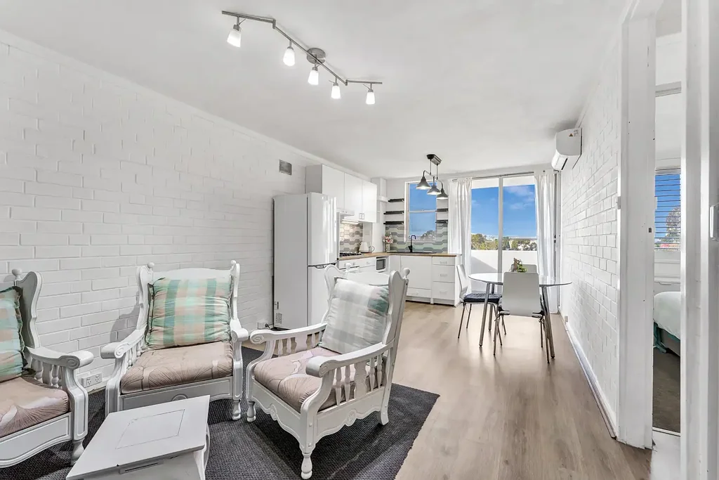 East Victoria Park 1 Slaapkamer Renovated Fifth-Floor Living with Balcony Views and Secure Parking!