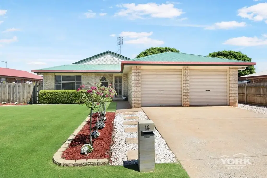 Kearneys Spring 3房 南昆大旁砖木宅 最好草坪条纹 3卧2厅全配 厨视开阔 浴缸独设 全围栏后院 双车库遥控 Best Brick Buy! Fresh Facelift!