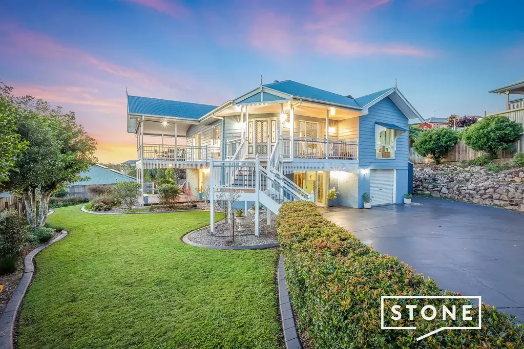 Petrie 5ห้องนอน Elevated, spacious and incredibly versatile, this 5-bedroom home delivers lifestyle, views and dual living potential in one outstanding package!