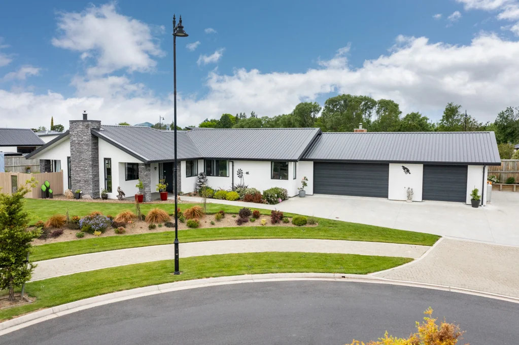 Outram 4房  Stunning Home with Spectacular Maungatua Views