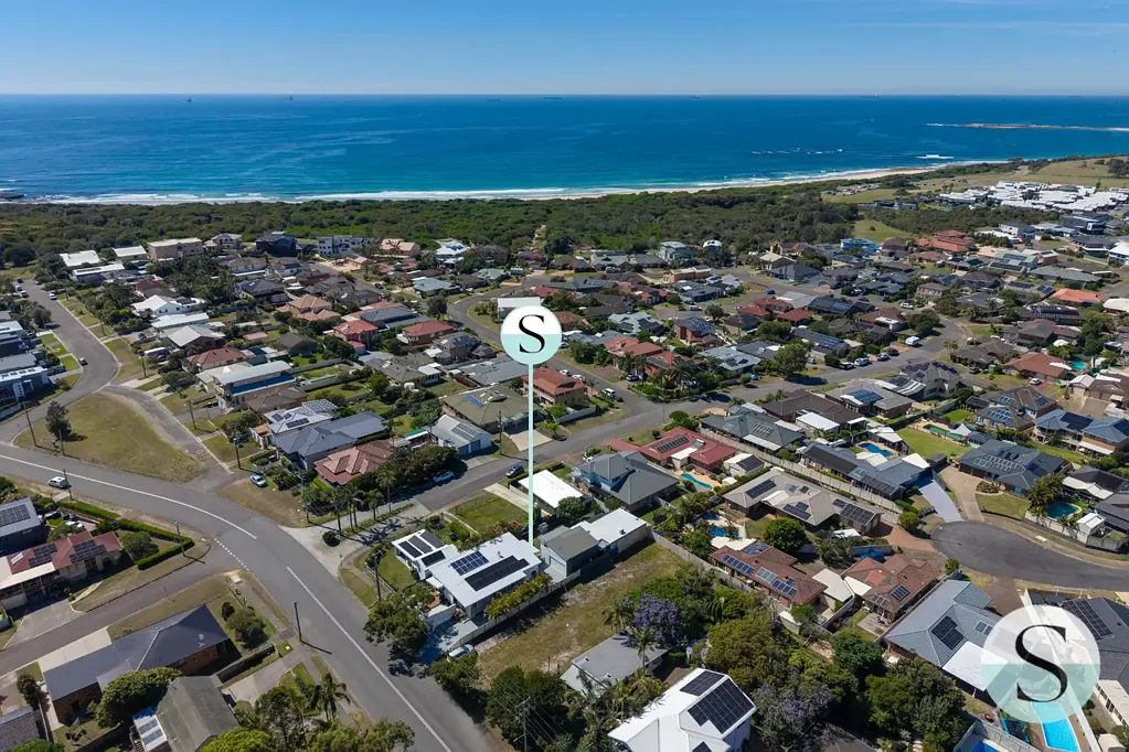 Swansea 5Zimmer Surfers Paradise, Coastal Style Big Renovated 4 Bedroom, 2 Bathroom Beach House, Separate 1 Bedroom Second Residence & Mega Garaging with Studio Loft!