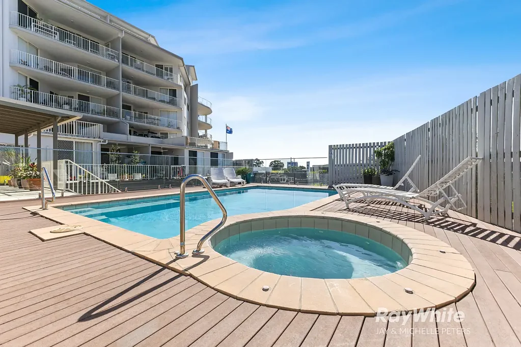 Redcliffe 2Phòng ngủ Coastal Elegance Meets Effortless Living with dual balconies in prime Locale!