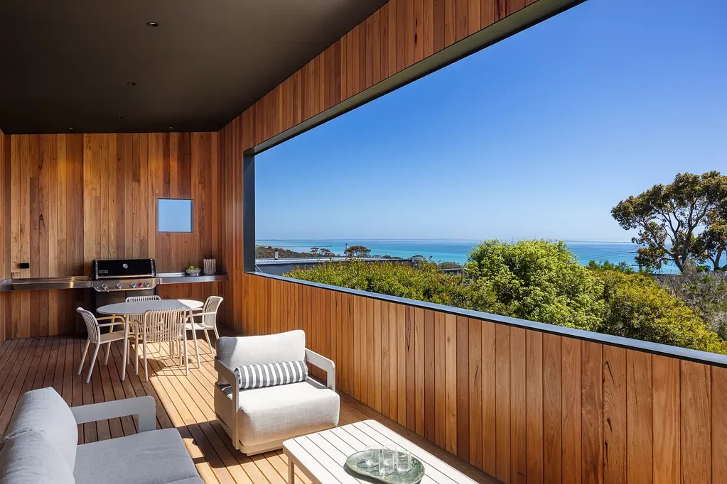 Mccrae 4房 海滨瑰宝 905㎡全幅地 三层采光充足 四卧主卧套房 全套Miele电器 地暖 科技智能 安全系统 壮丽海景 精致现代生活 Elevated Architectural Excellence with Panoramic Bay Views