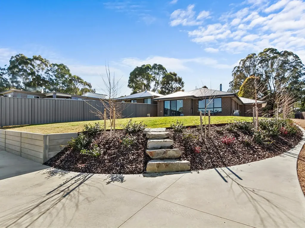 Wy Yung 3 Bedroom MODERN HOME WITH SHED AND VIEWS