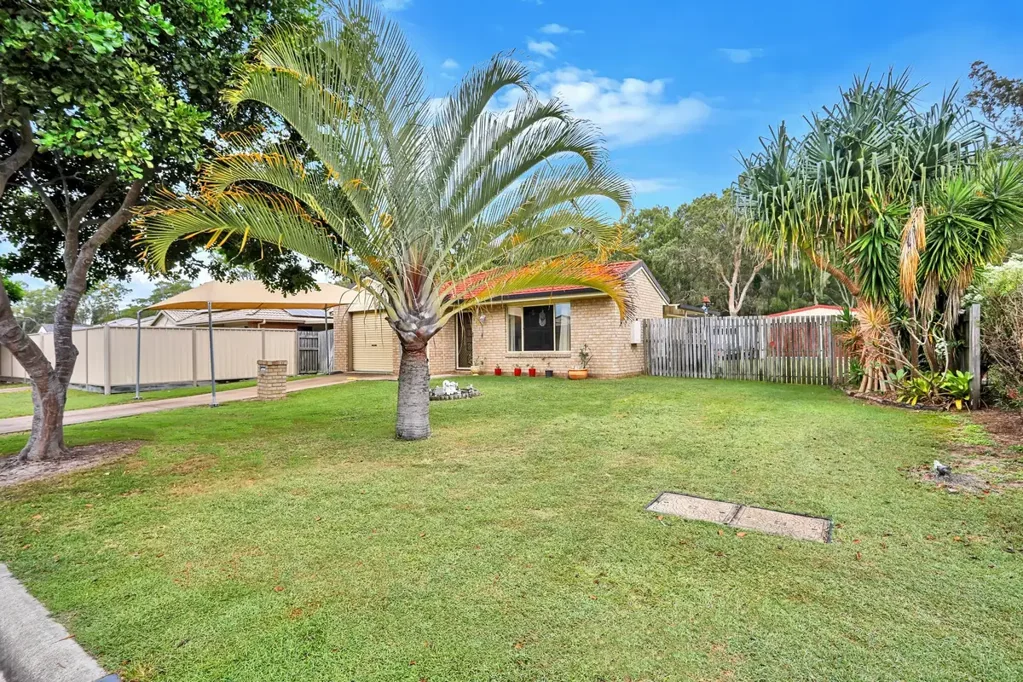 Toogoom 3部屋 🏡 Experience Toogoom Beachside Living – Brick Home With Side Access And Large Shed