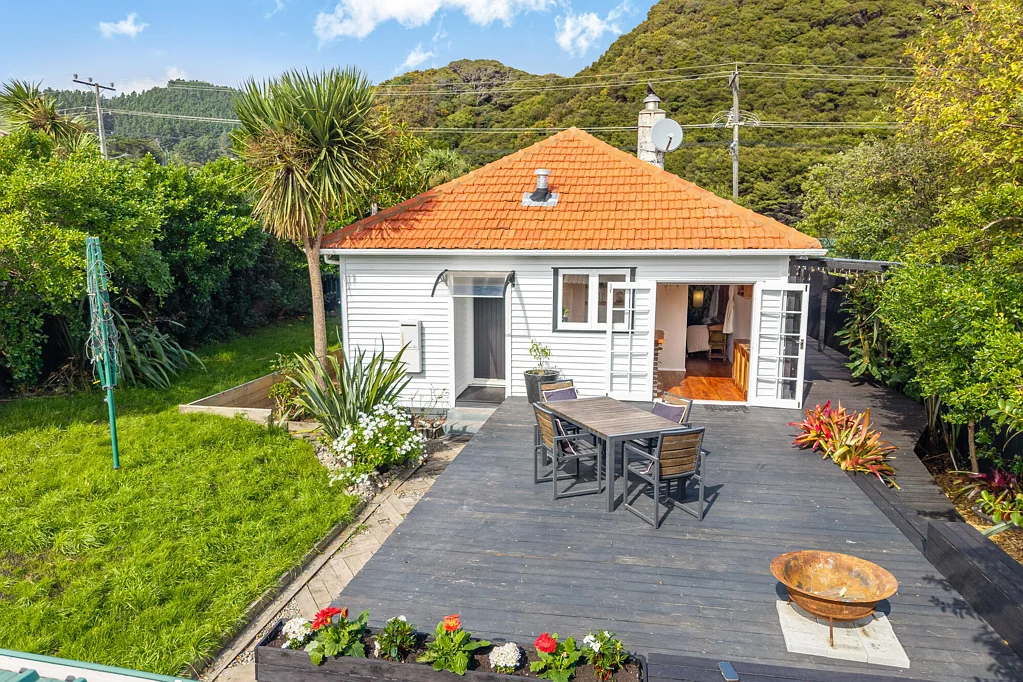 Paekakariki 3Moenga A true original | Character, sun & room to breath