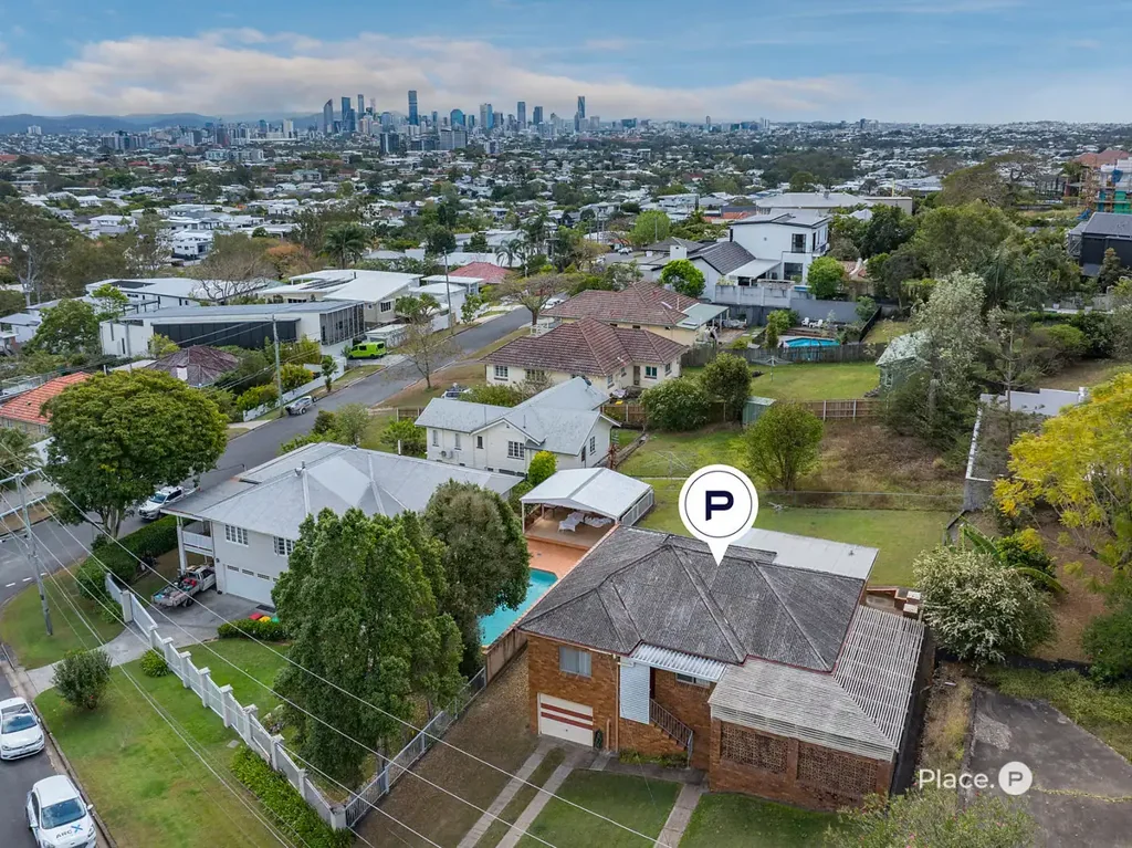 Coorparoo 3침실 Elevated Home In Blue-Chip Coorparoo Location, Offered for the First Time in 70 Years