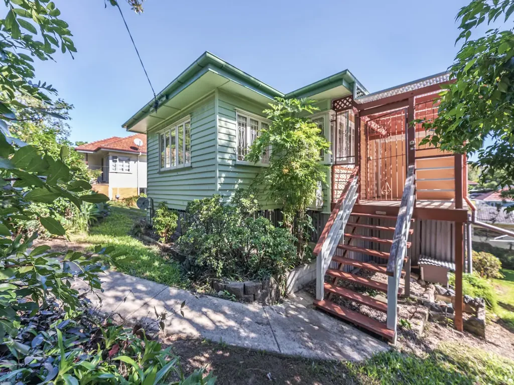 RENOVATED HOME WITH AIR-CON & OUTDOOR ENTERTAINING