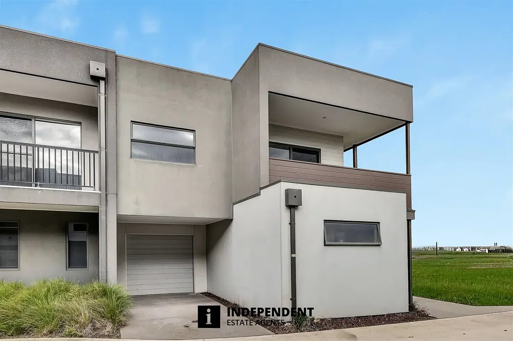 Cranbourne West 4Habitaciones Townhouse Featuring Bedrooms and bathroom on both levels