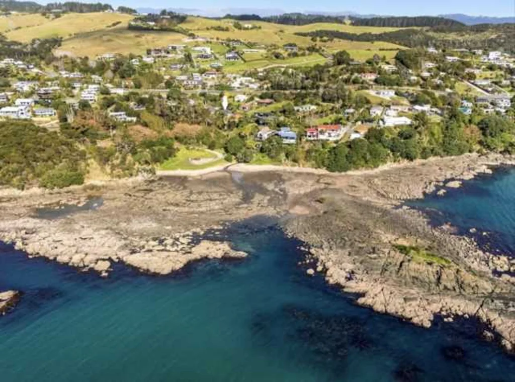 Cable Bay 4 Bedroom Private Coastal Retreat with Granny Flat & Loft Ca