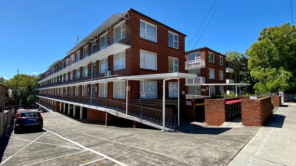 2-bedroom Unit with Floorboards for lease in a popular location