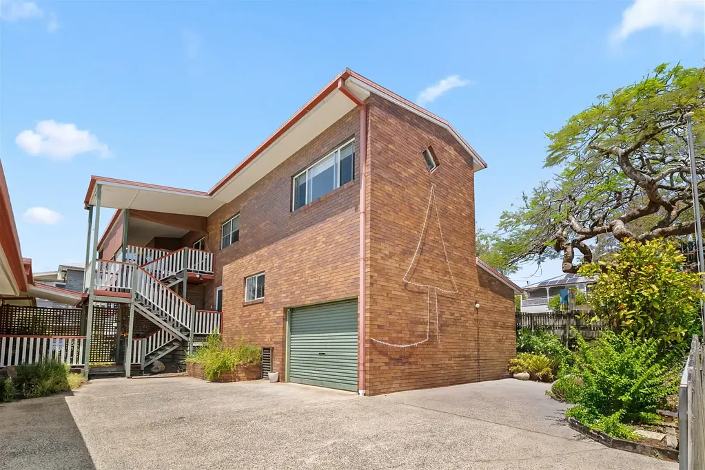 Greenslopes 7ห้องนอน Under Instruction From Receivers - 3 Brick Apartments + Pool!