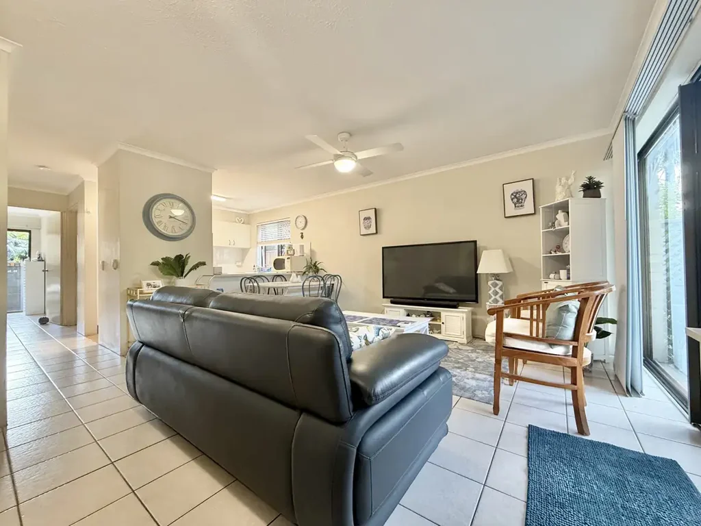 Two Bedroom Unit - Pool, Great Location - Labrador